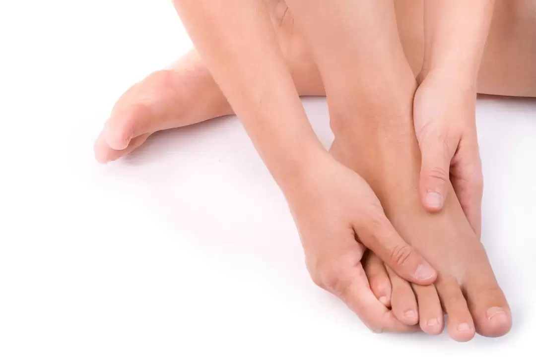 rubbing Hondro Sol Valgus spray against hallux valgus